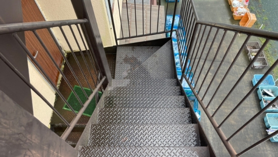 静岡県袋井市M様階段鉄骨塗装 階段の施工前画像