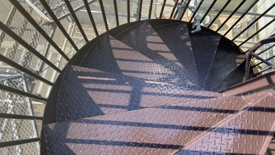 静岡県浜松市H様 鉄骨階段塗装工事 階段の施工後画像