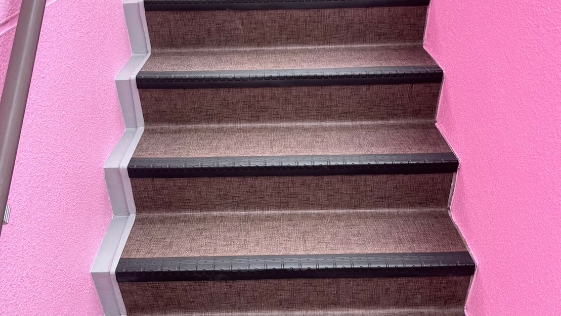 静岡県浜松市 長尺シート貼り工事マンション 階段の施工後画像