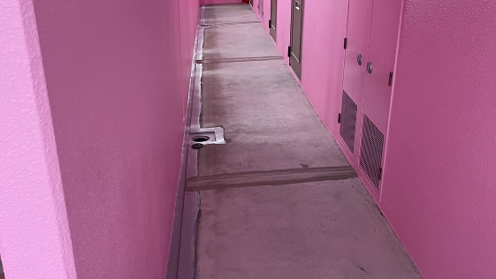静岡県浜松市 長尺シート貼り工事マンション 通路の施工前画像