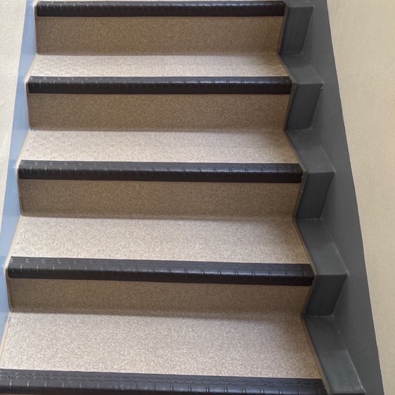 東京都中央区銀座 マンション改修工事 長尺シート貼り 階段の施工後画像