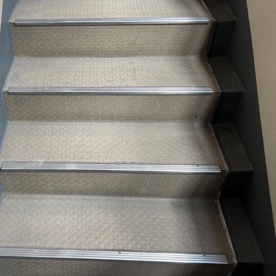 東京都中央区銀座 マンション改修工事 長尺シート貼り 階段の施工前画像