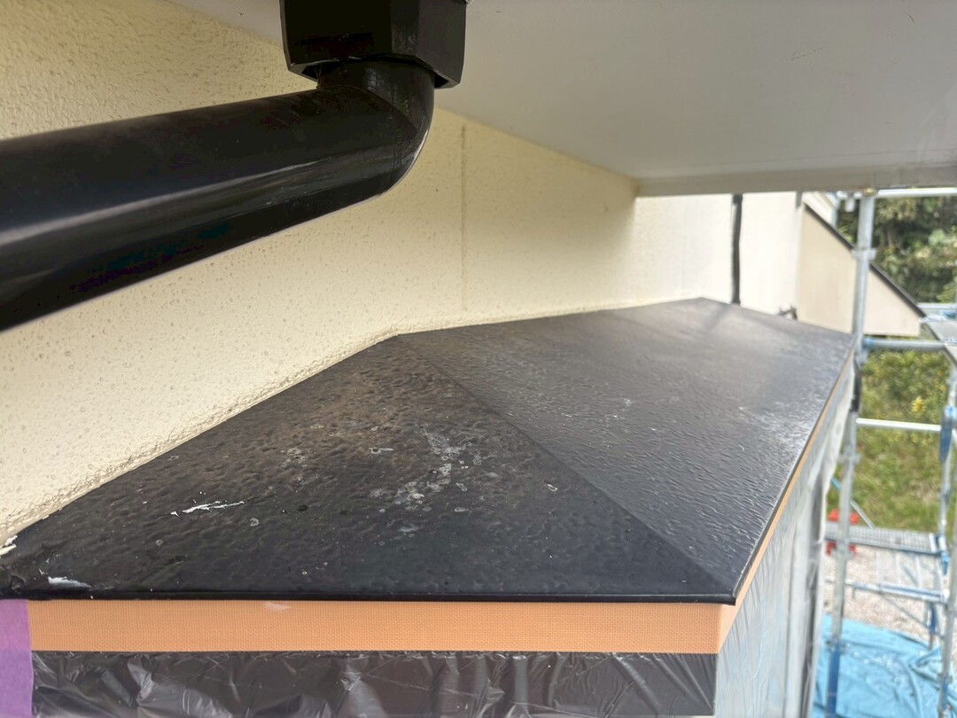 静岡県袋井市K様邸  一般住宅外壁塗装 庇の施工前画像