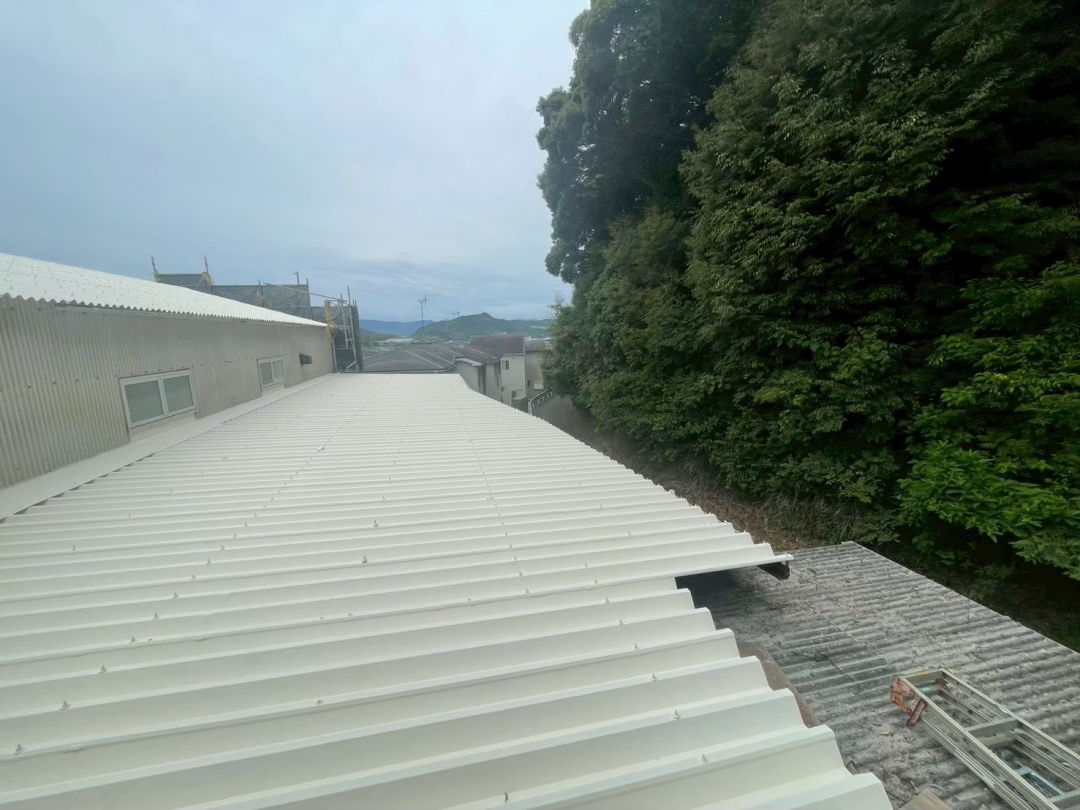 福岡工場屋根塗装工事 折半屋根②の施工後画像